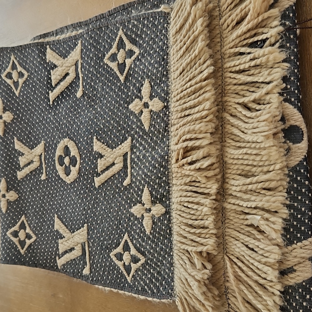 GORGEOUS LOUIS VUITTON LONG MONOGRAM WOOL BLEND SCARF - Picture 13 of 16